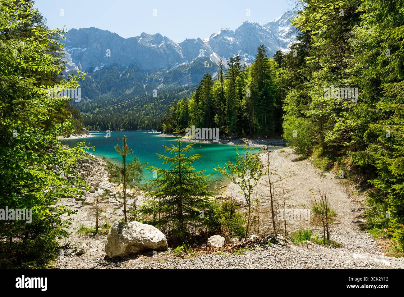 Reiselandschaft des Eibsees und der Zugspitze Alpengipfel in Bayern, Deutschland, landschaftlich reizvolles Sommer-Naturpanorama mit Wald und Strand Stockfoto