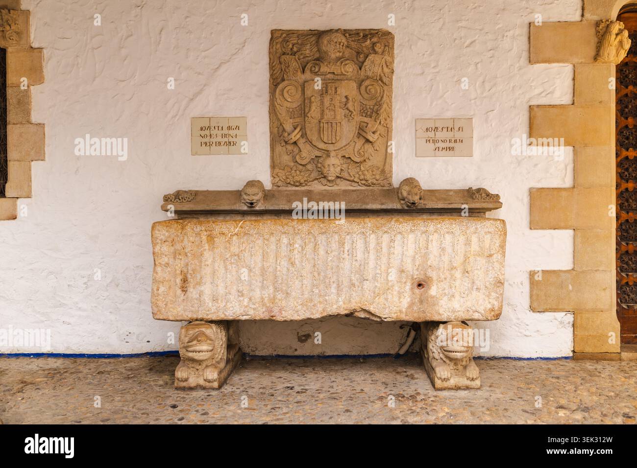 Sitges, Spanien, 10. Mai 2026: Historischer Steinbrunnen mit Wappen in der Altstadt von Sitges Spanien Stockfoto