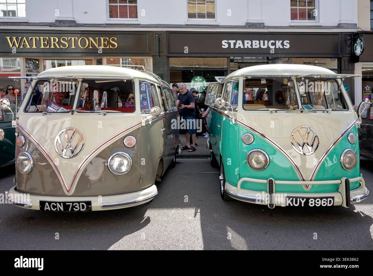 Volkswagen Kombi Bulli Transporter, 1966er Vintage Split-Screen-Klassiker-Campervan auf dem Stratford upon Avon Motor Festival 2026 Stockfoto