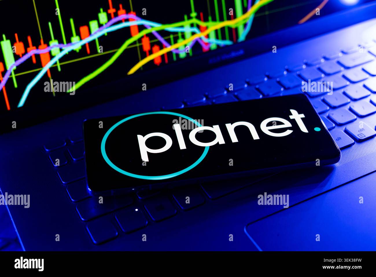Planet Labs Logo Wird Auf Dem Mobiltelefon Angezeigt, Mit Hintergrund Des Börsenperformance-Diagramms Und Schnittstelle Für Handelsdiagramme Stockfoto