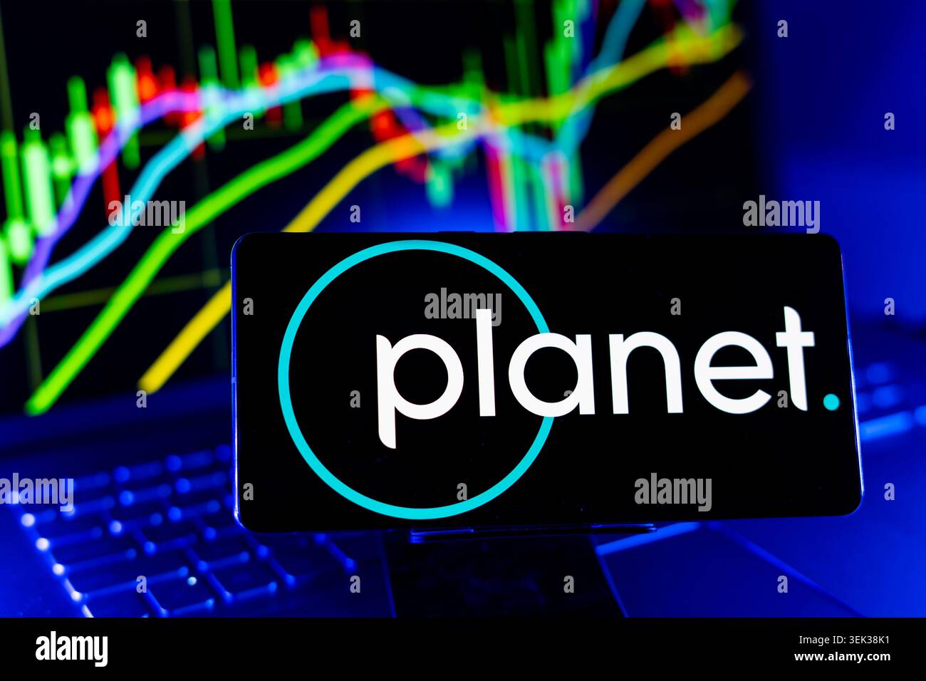 Planet Labs Logo Wird Auf Dem Mobiltelefon Angezeigt, Mit Hintergrund Des Börsenperformance-Diagramms Und Schnittstelle Für Handelsdiagramme Stockfoto