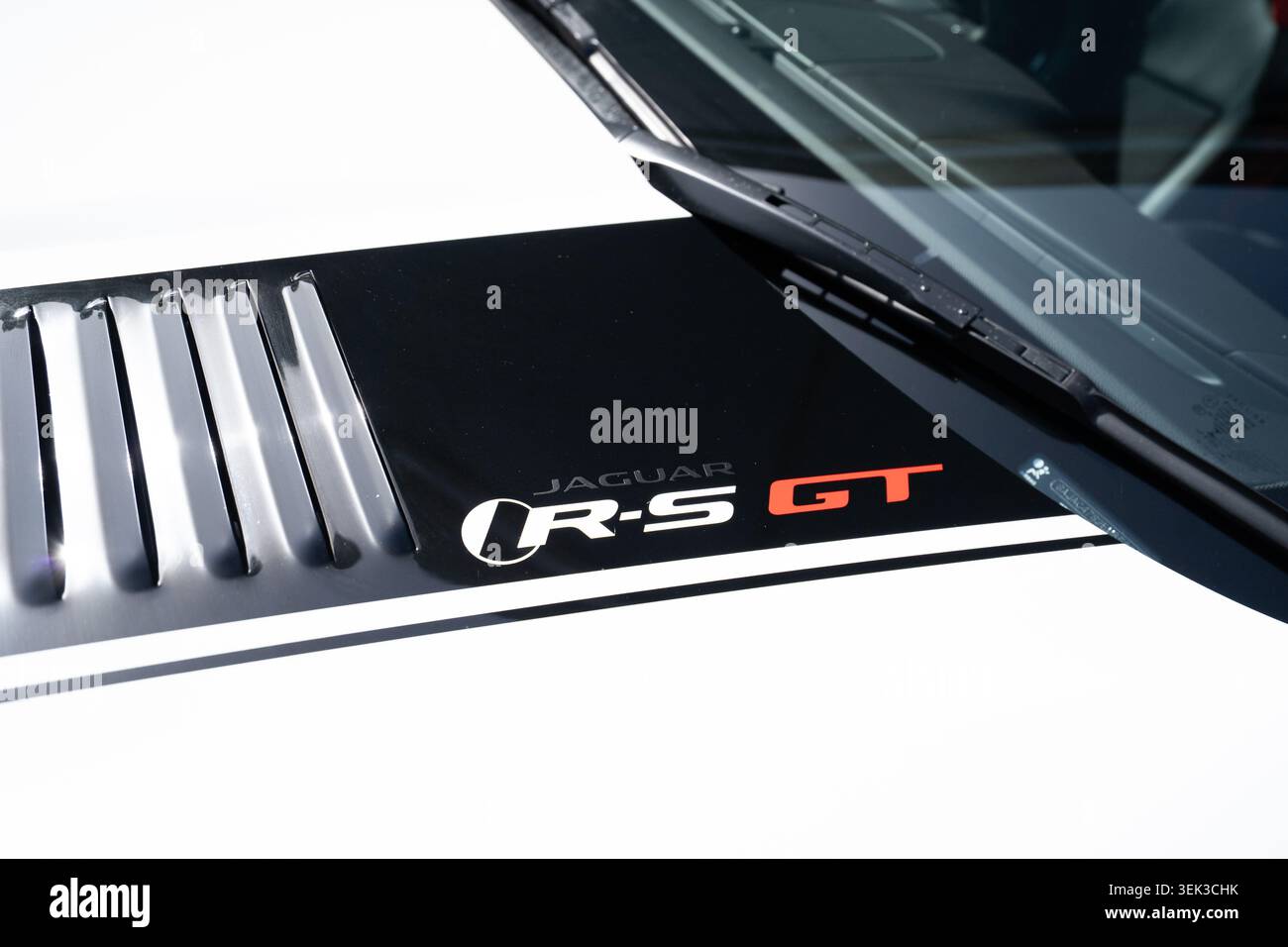 Nahaufnahme des Jaguar XKR R R-S GT-Emblems und der Lamellen auf der Bicester Show im Mai 2026 Stockfoto