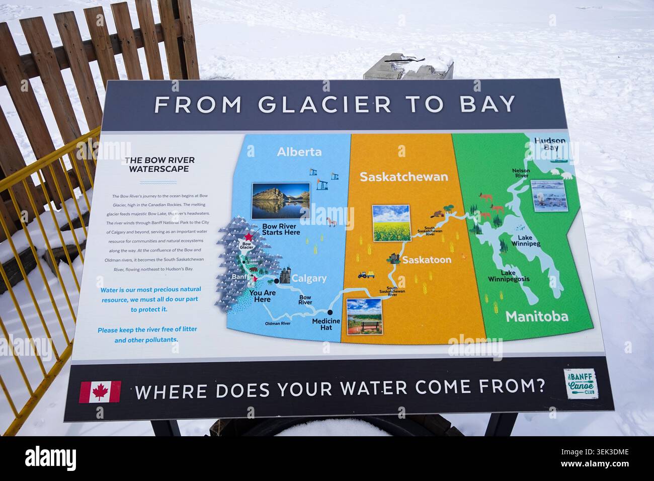 Informationsschild neben dem Bow River Banff, das die Reise von den Rockies zum Atlantischen Ozean zeigt Stockfoto