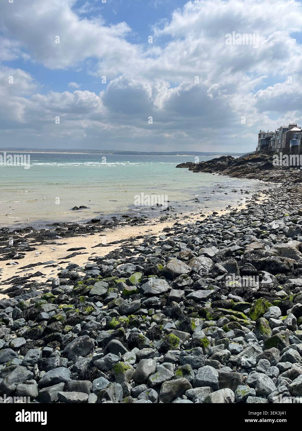 Felsen am Lamberth Walk Beach in St Ives, Cornwall, England, UK. - Smartphone-aufgenommenes Stockfoto