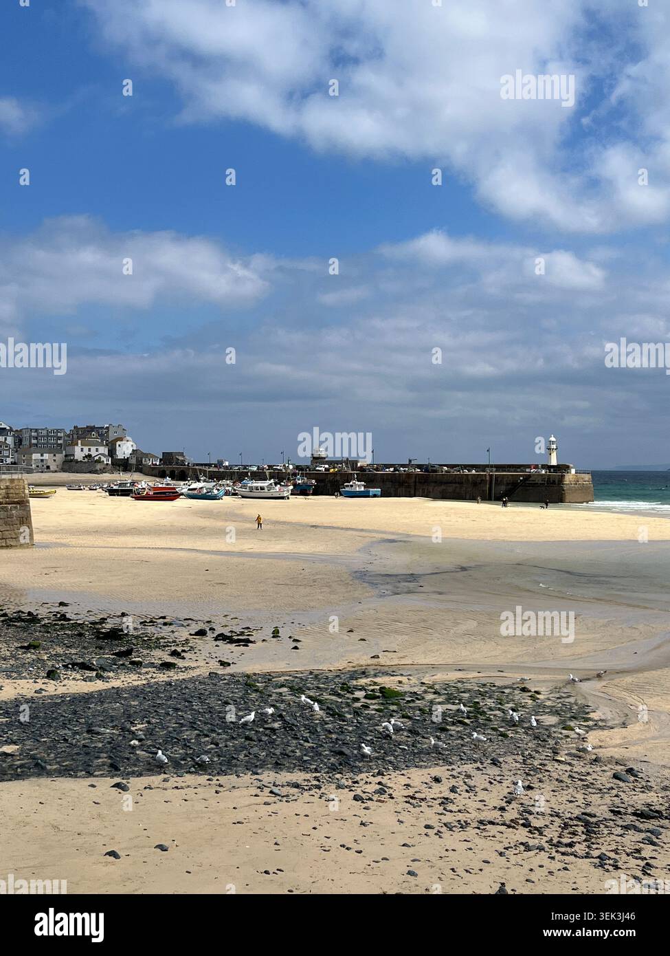 Lambeth Walk Beach mit Blick auf Smeaton's Pier in St Ives, Cornwall, England, UK. - Smartphone-aufgenommenes Stockfoto
