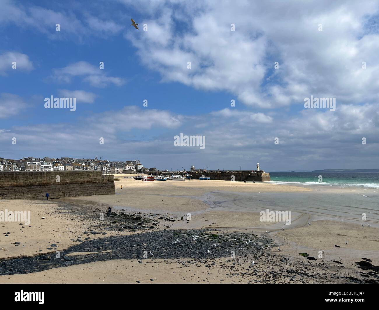 Lambeth Walk Beach mit Blick auf Smeaton's Pier in St Ives, Cornwall, England, UK. - Smartphone-aufgenommenes Stockfoto