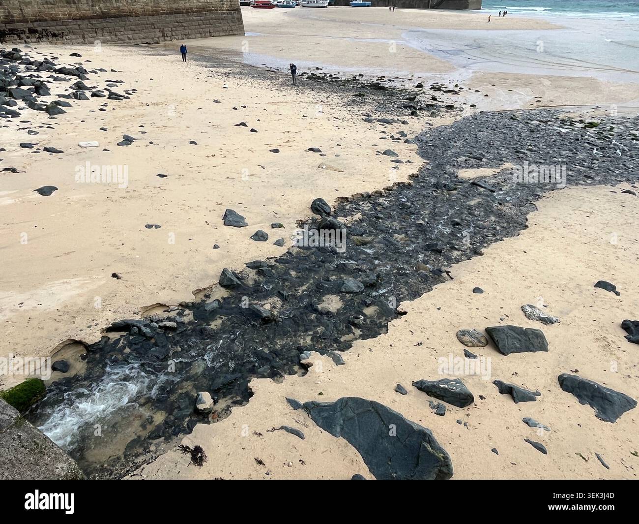 Wasserabfluss am Lambeth Walk Beach in St Ives, Cornwall, England, UK. - Smartphone-aufgenommenes Stockfoto