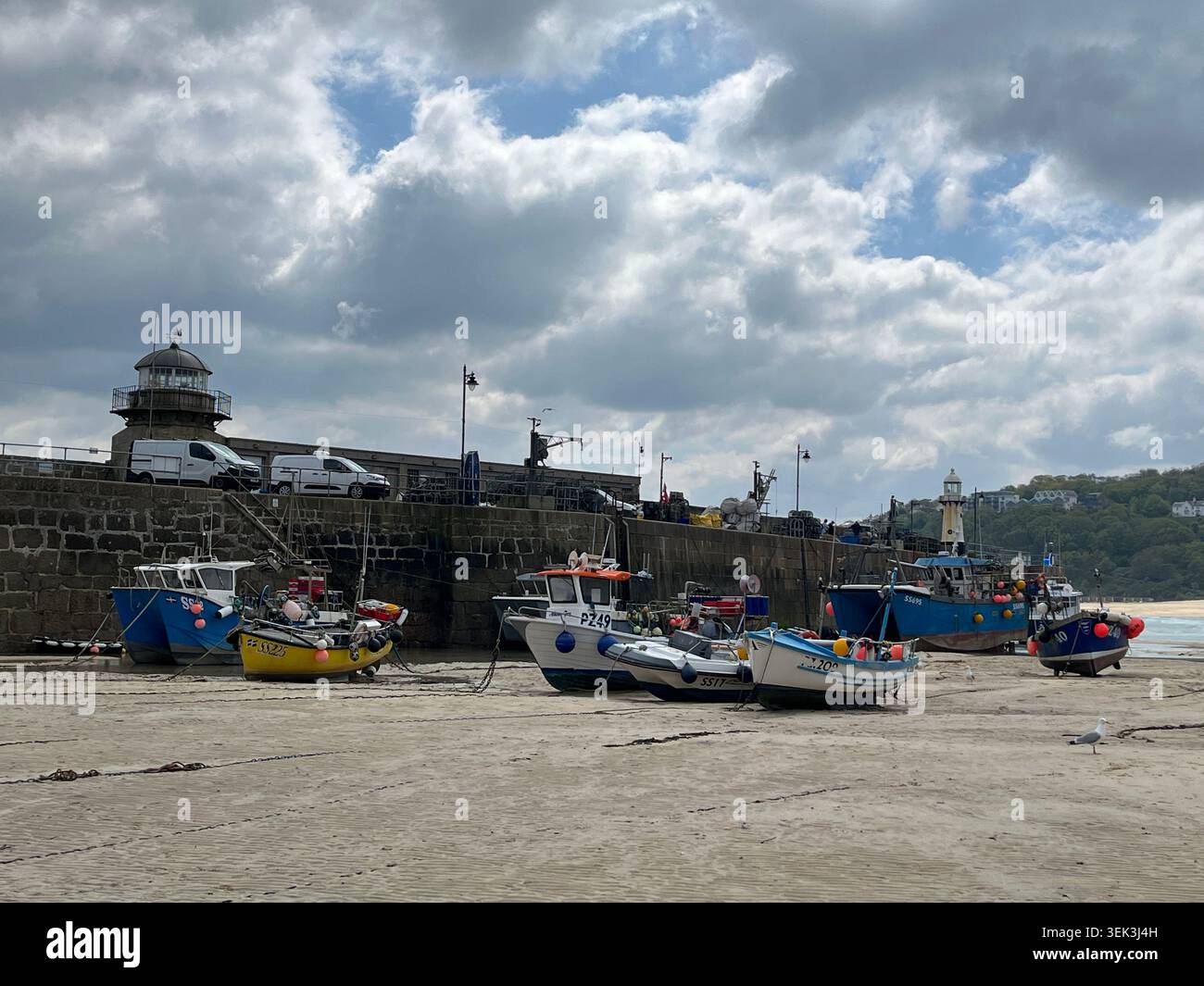 Boote am Harbour Beach mit Smeaton's Pier im Hintergrund in St Ives, Cornwall, England, UK. - Smartphone-aufgenommenes Stockfoto
