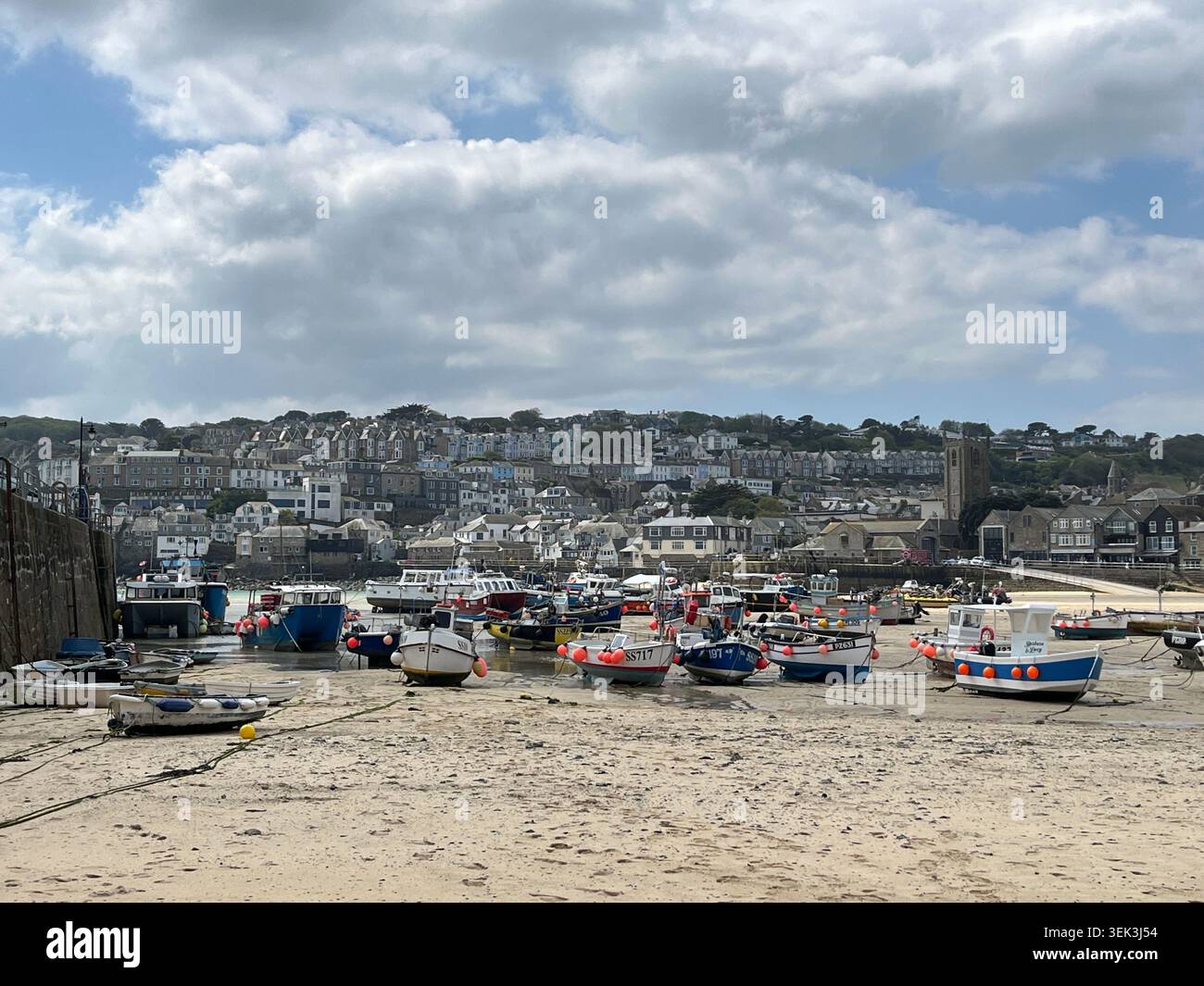 Fischerboote am Hafenstrand in St Ives, Cornwall, England, UK. - Smartphone-aufgenommenes Stockfoto