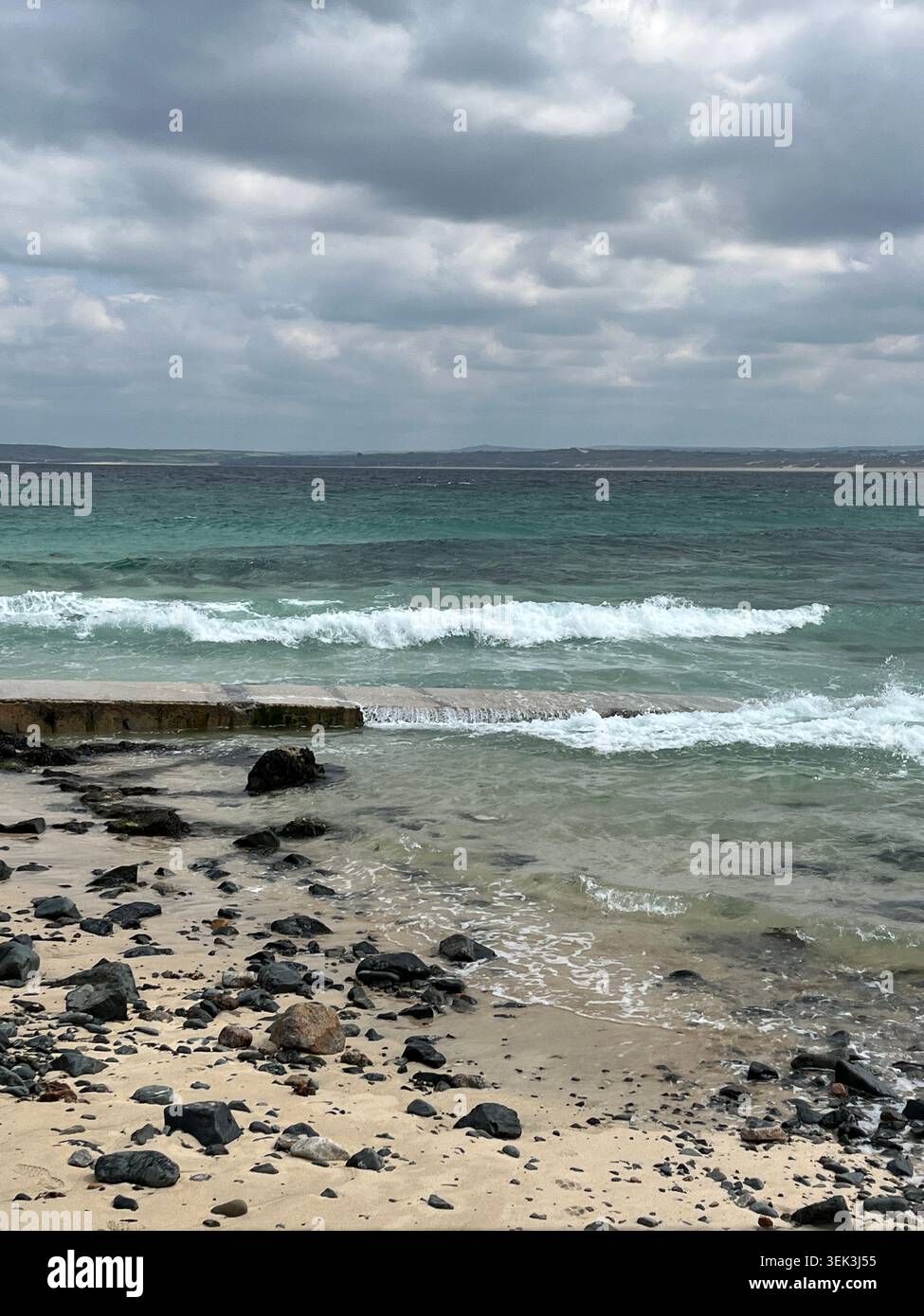 Blick von den Bögen unter Smeatons Pier in St Ives, Cornwall, England, UK. - Smartphone-aufgenommenes Stockfoto
