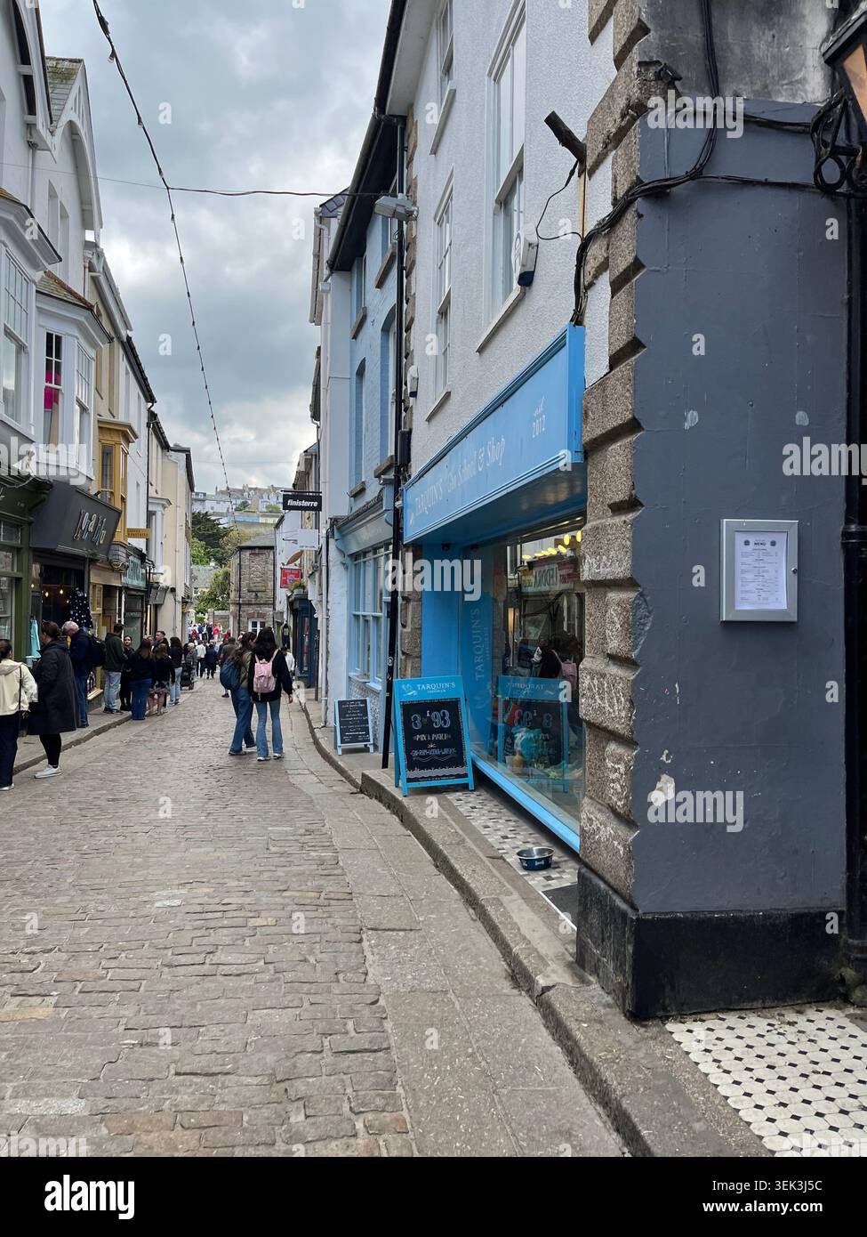 Kopfsteinpflaster-Straße mit Läden in St. Ives, Cornwall, England, UK. - Smartphone-aufgenommenes Stockfoto