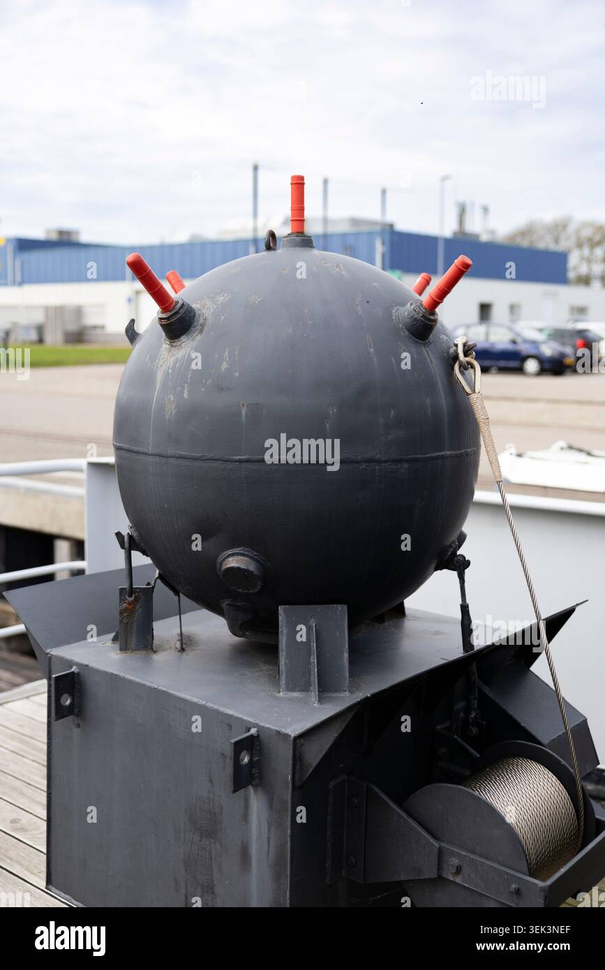 Alte schwarze Unterwassermine auf einem ehemaligen Militärschiff in den Niederlanden Stockfoto