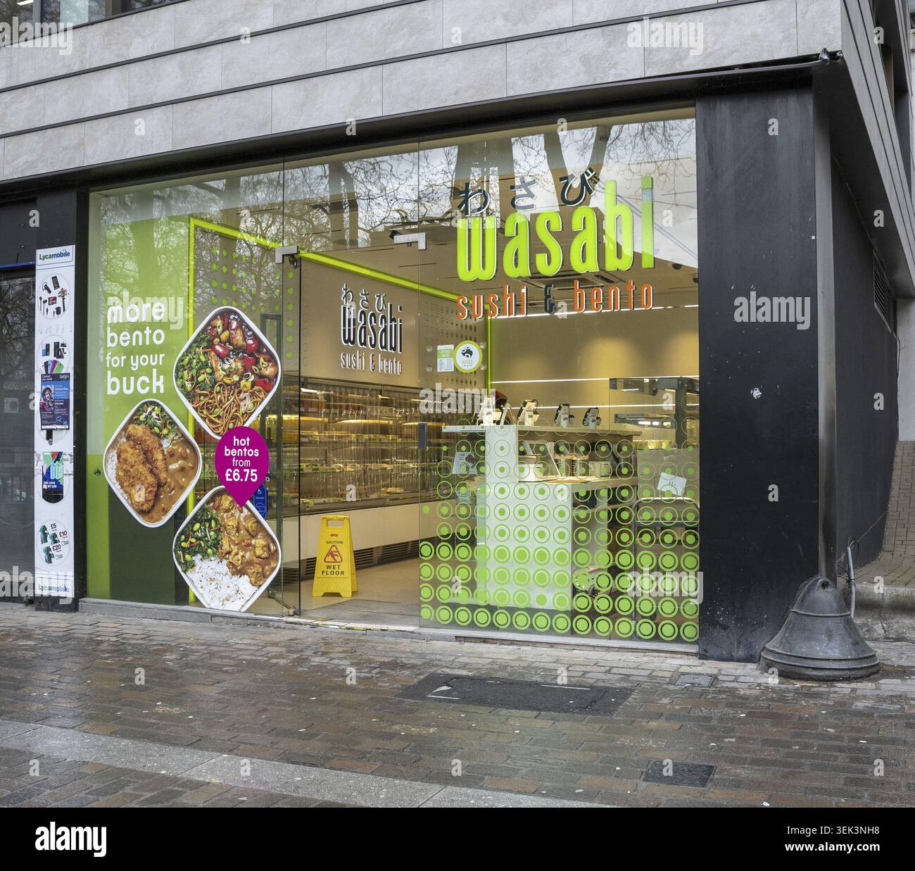 London, Großbritannien - 22. März 2024 : Wasabi Sushi und bento japanisches Fast-Food-Restaurant zum Mitnehmen in London. UK Stockfoto