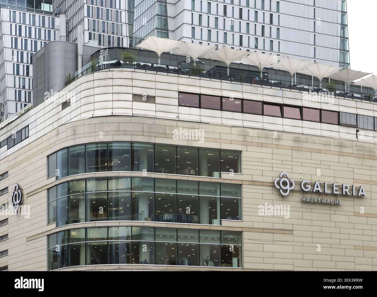 DIE GALERIA Frankfurt an der Hauptwache ist eine Filiale der Kaufhauskette mit Restaurant und Panoramadach im 7. Stock Stockfoto