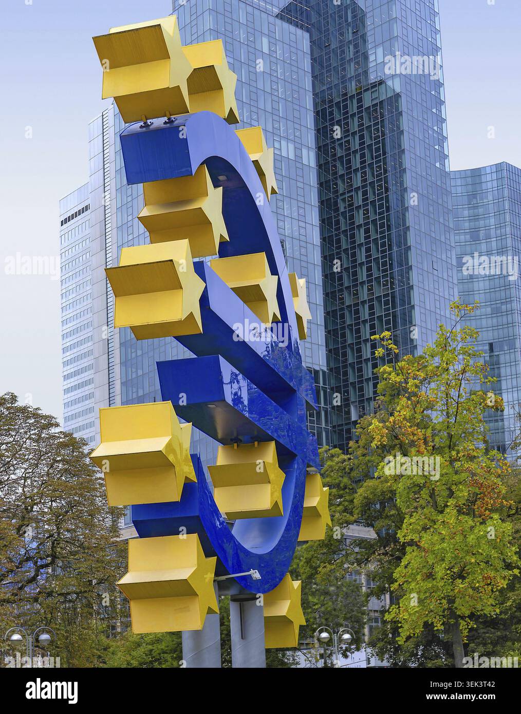 Die Euro-Skulptur befindet sich auf dem Willy-Brandt-Platz in Frankfurt am Main Stockfoto