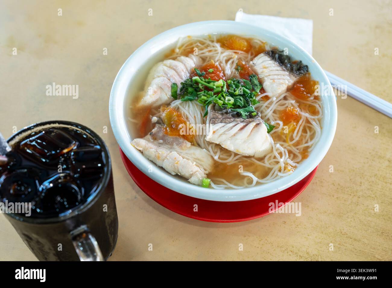 Sabah Fisch Vermicelli Nudeln Tomatensuppe ist ein berühmtes Sabah Essen Stockfoto