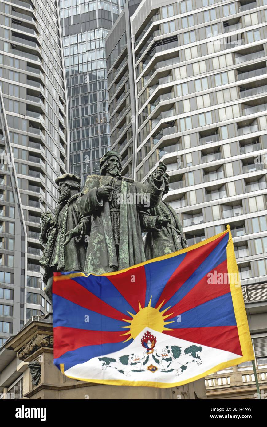 Johannes Gutenberg-Denkmal auf dem Roten Markt in Frankfurt am Main mit der Flagge Tibets, auch bekannt als? Schneeblöwenflagge? Stockfoto