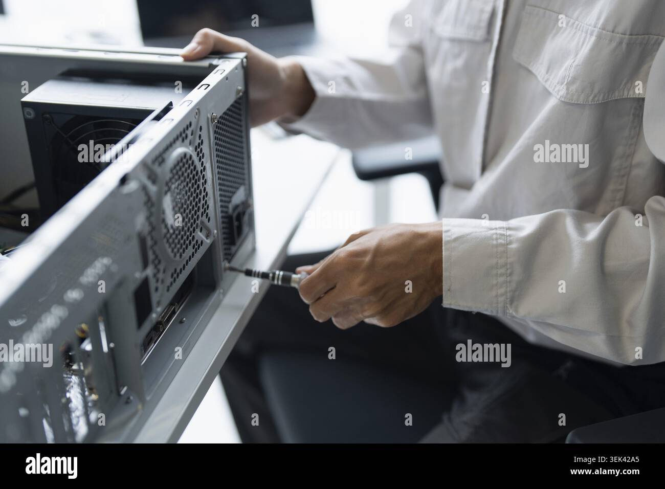 IT-Techniker, Installation von Hardware, Ausrüstung, Entwicklung, Einrichtung, Techniker, Wartung, Computer, Mainboard, elektronische Werkstatt, Technologie Stockfoto