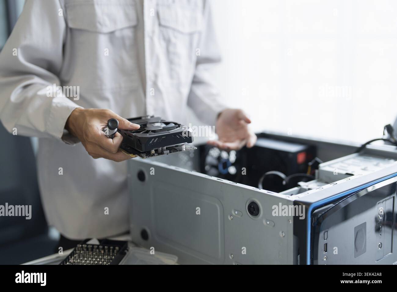 IT-Techniker, Installation von Hardware, Ausrüstung, Entwicklung, Einrichtung, Techniker, Wartung, Computer, Mainboard, elektronische Werkstatt, Technologie Stockfoto