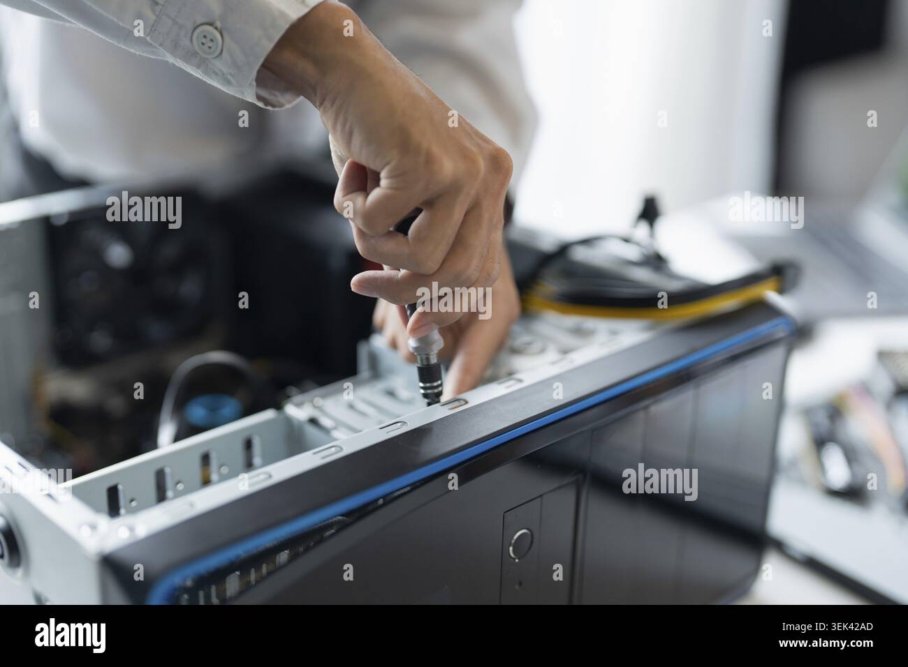 IT-Techniker, Installation von Hardware, Ausrüstung, Entwicklung, Einrichtung, Techniker, Wartung, Computer, Mainboard, elektronische Werkstatt, Technologie Stockfoto