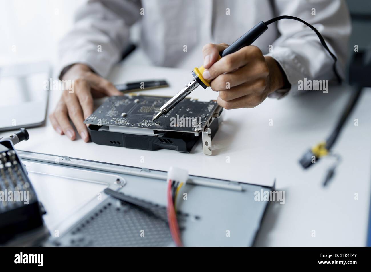 IT-Techniker, Installation von Hardware, Ausrüstung, Entwicklung, Einrichtung, Techniker, Wartung, Computer, Mainboard, elektronische Werkstatt, Technologie Stockfoto