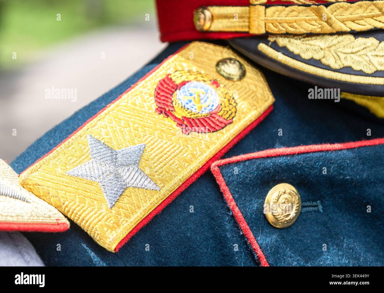 Samara, Russland - 30. Mai 2026: Klassische zeremonielle Militäruniform des Marschalls der Sowjetunion, Nahaufnahme Stockfoto