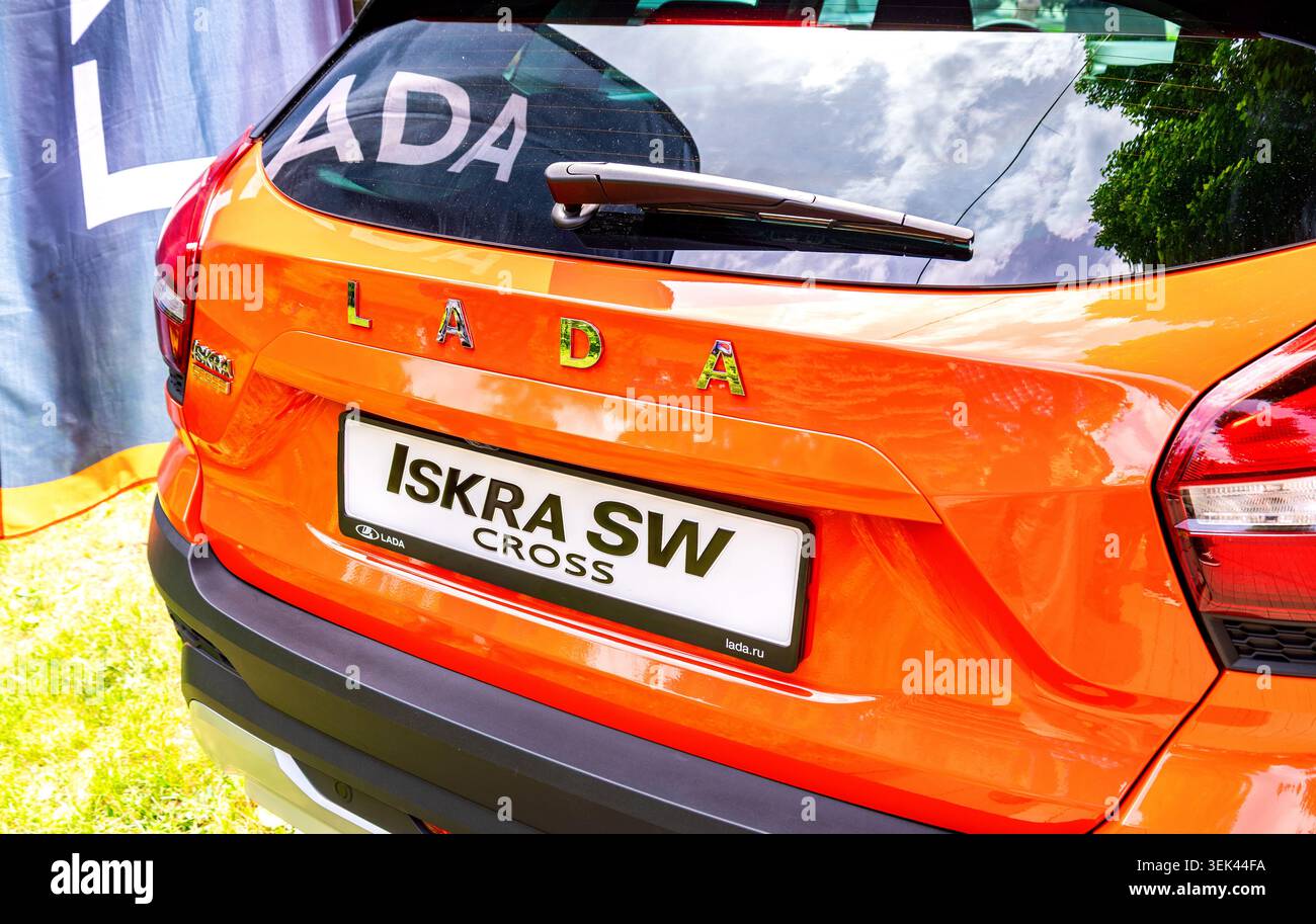 Samara, Russland - 30. Mai 2026: Neues Lada Iskra SW Cross Vehicle. Lada ist ein russischer Automobilhersteller Stockfoto