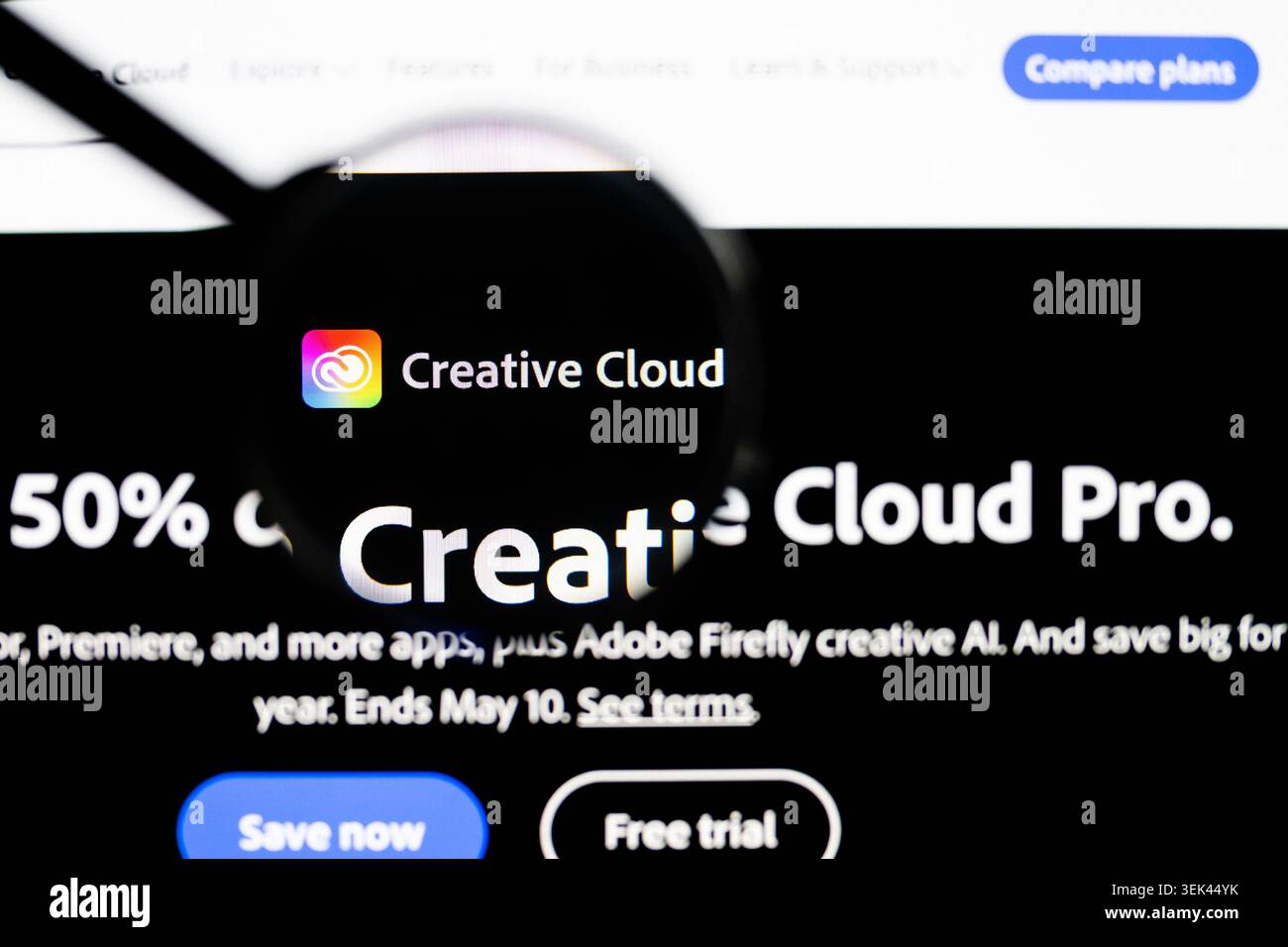 Mailand, Italien 2026, 20. April Abschluss der Adobe Creative Cloud-Website auf einem Laptop-Bildschirm. Konzentrieren Sie sich auf das Adobe Creative Cloud-Logo unter einer Lupe. Stockfoto
