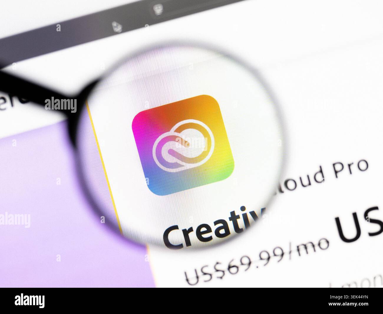 Mailand, Italien 2026, 20. April Abschluss der Adobe Creative Cloud-Website auf einem Laptop-Bildschirm. Konzentrieren Sie sich auf das Adobe Creative Cloud-Logo unter einer Lupe. Stockfoto