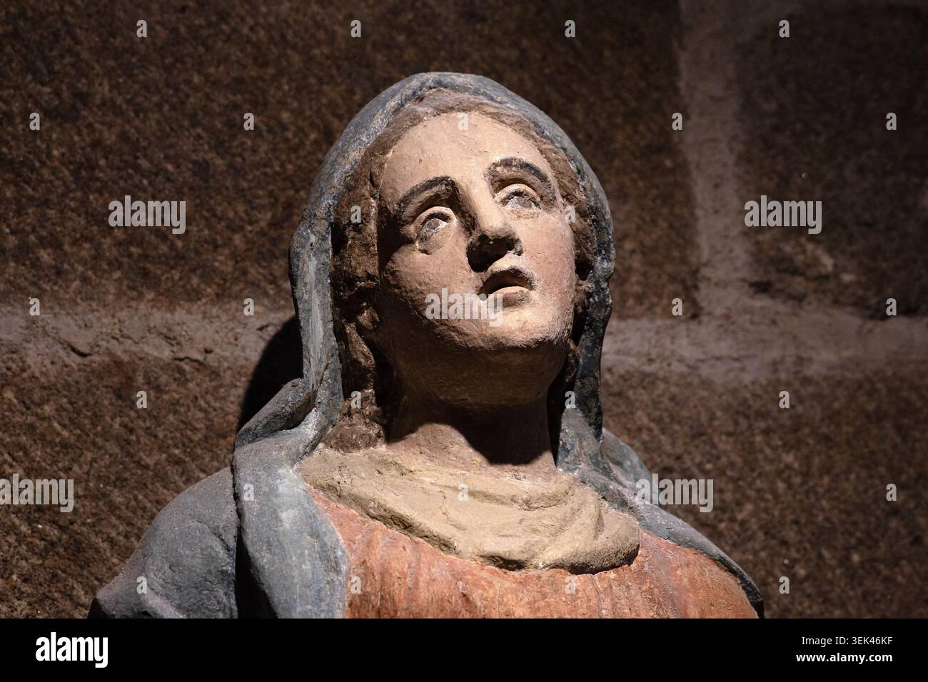 Gemalte Pietà-Statue in der Kirche Notre-Dame in Pontorson, Normandie, Frankreich. Stockfoto