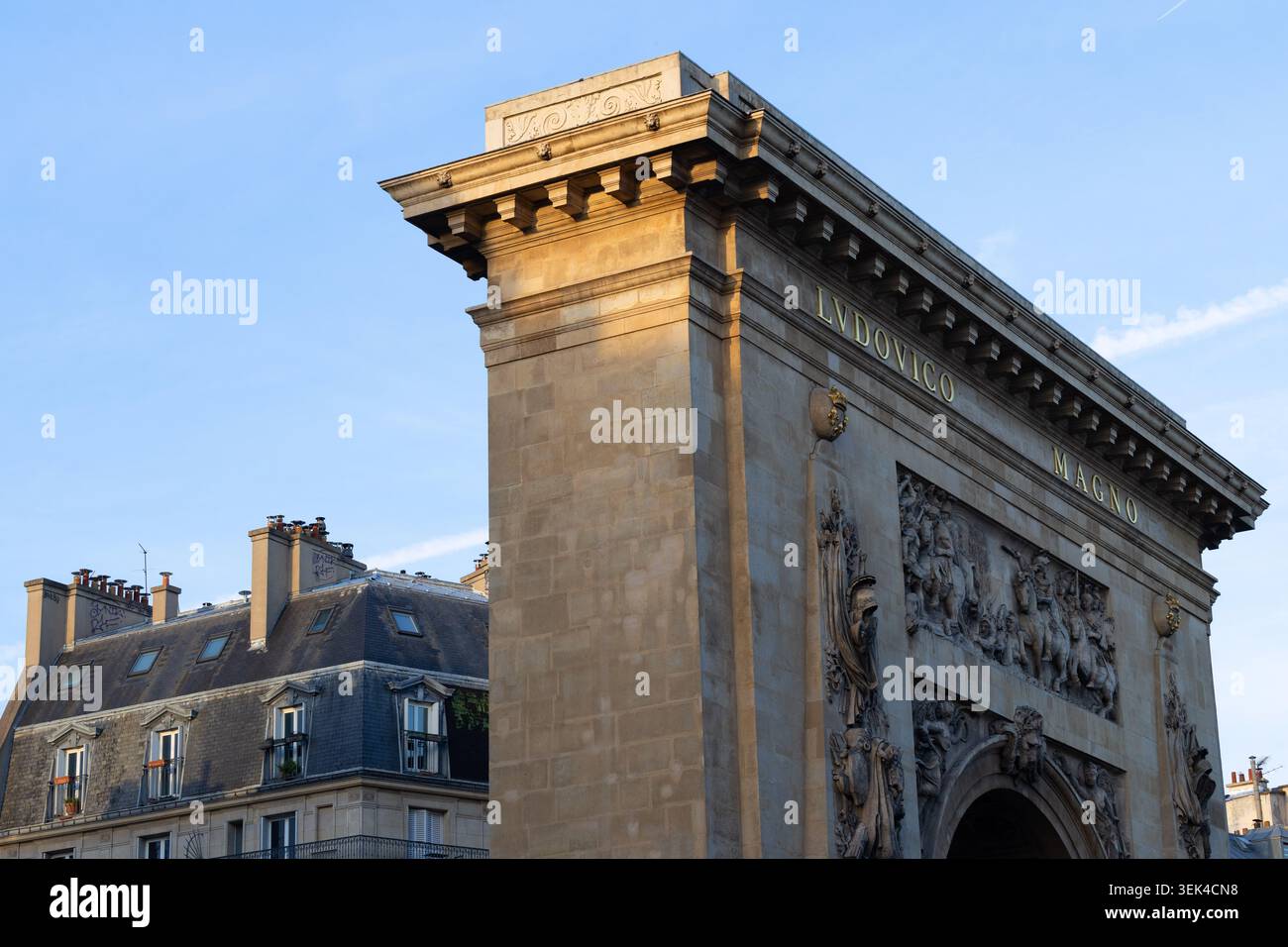 Porte Saint-Denis Triumphbogen in Paris, beleuchtet von der warmen Abendsonne. Stockfoto