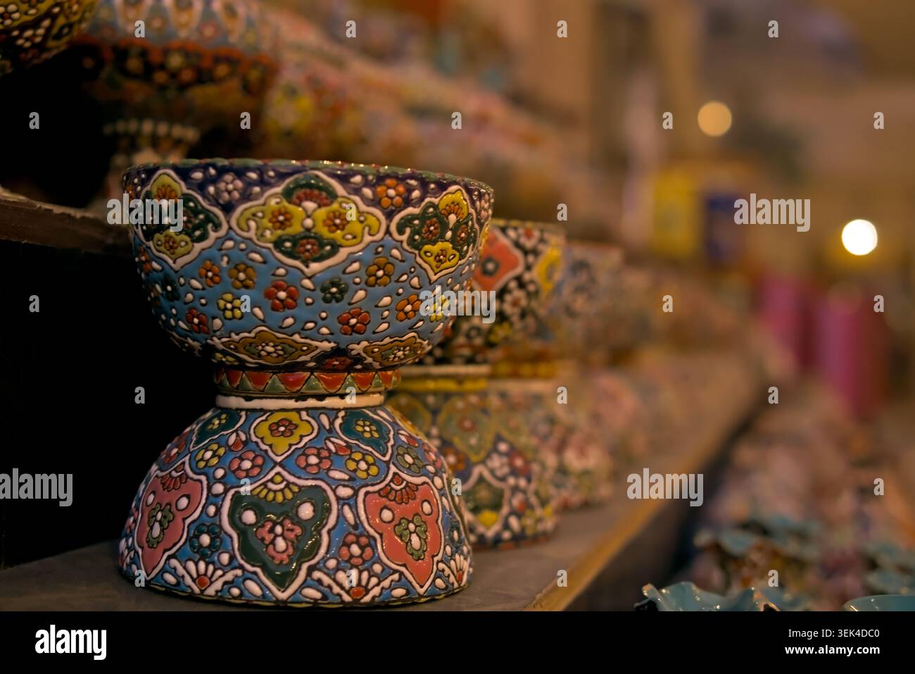 Handbemalte Keramikschalen in traditionellem Souk selektiver Fokus auf dekorativen Schalen aus dem Nahen Osten Stockfoto