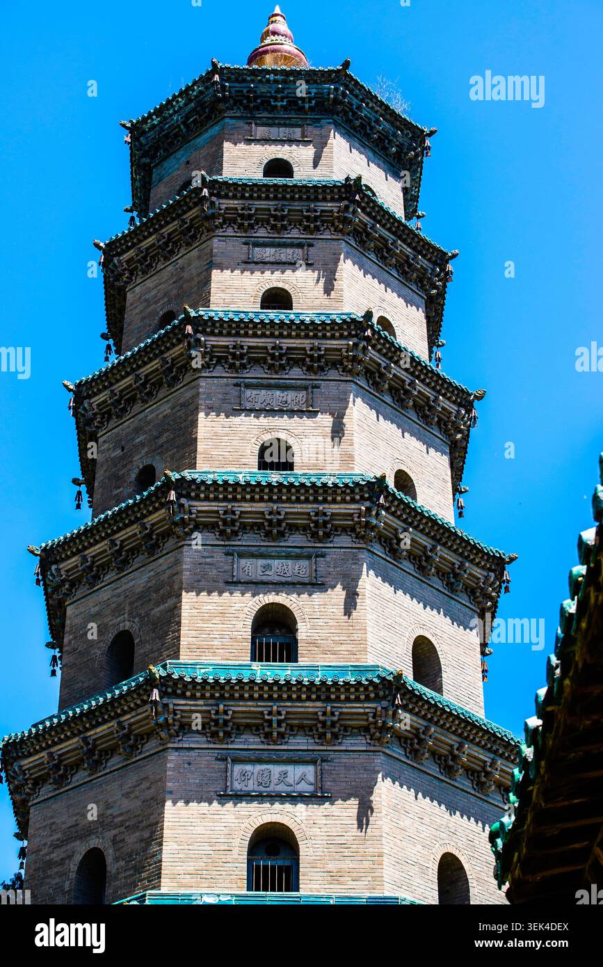 Taiyuan, China - 7. Mai 2026: Verzierte Pagode in Jinci mit komplizierten Dougong-Halterungen, eleganter Holzkonstruktion und raffinierter Architektur Stockfoto
