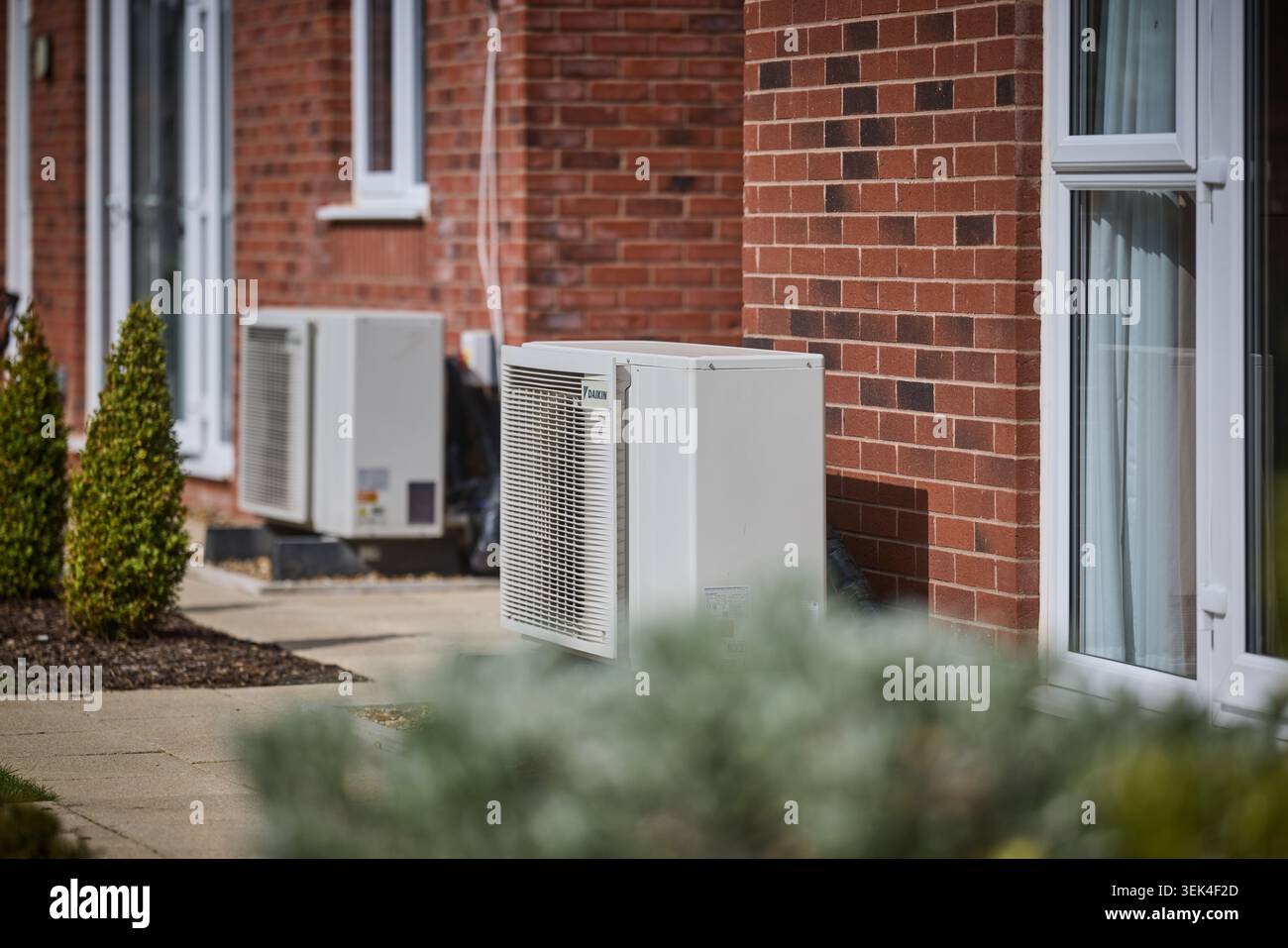 Erdwärmepumpe, ein hocheffizientes, kohlenstoffarmes erneuerbares Heizsystem in einem Vorstadtgarten Stockfoto