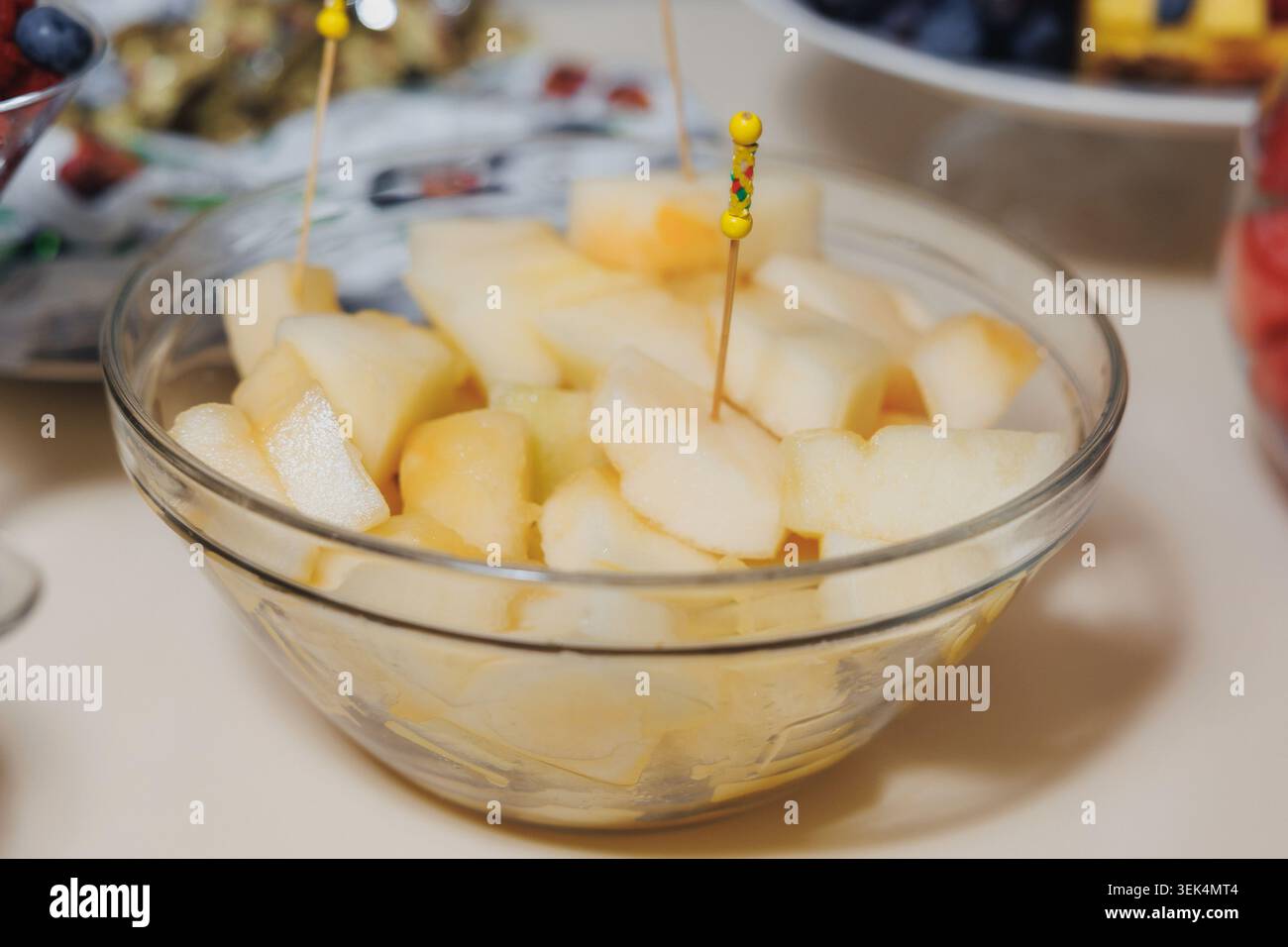 Die Schale aus klarem Glas fasst gewürfelte Birnen Stockfoto