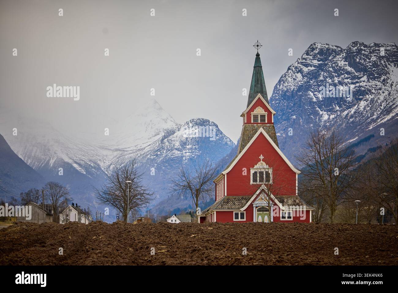 Kreuzfahrthafen im alten Dorf in der Gemeinde Stryn im Komitat Vestland, Norwegen. Äußere der alten neuen Kirche Stockfoto