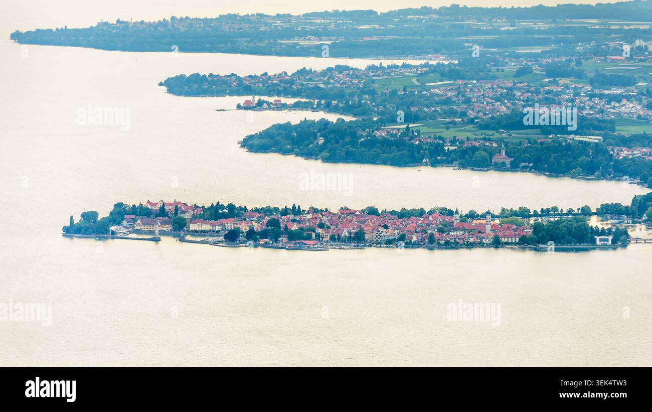 Ein Luftbild, das die Inselstadt Lindau am Bodensee erfasst. Die Insel ist dicht besiedelt mit historischen Gebäuden Stockfoto
