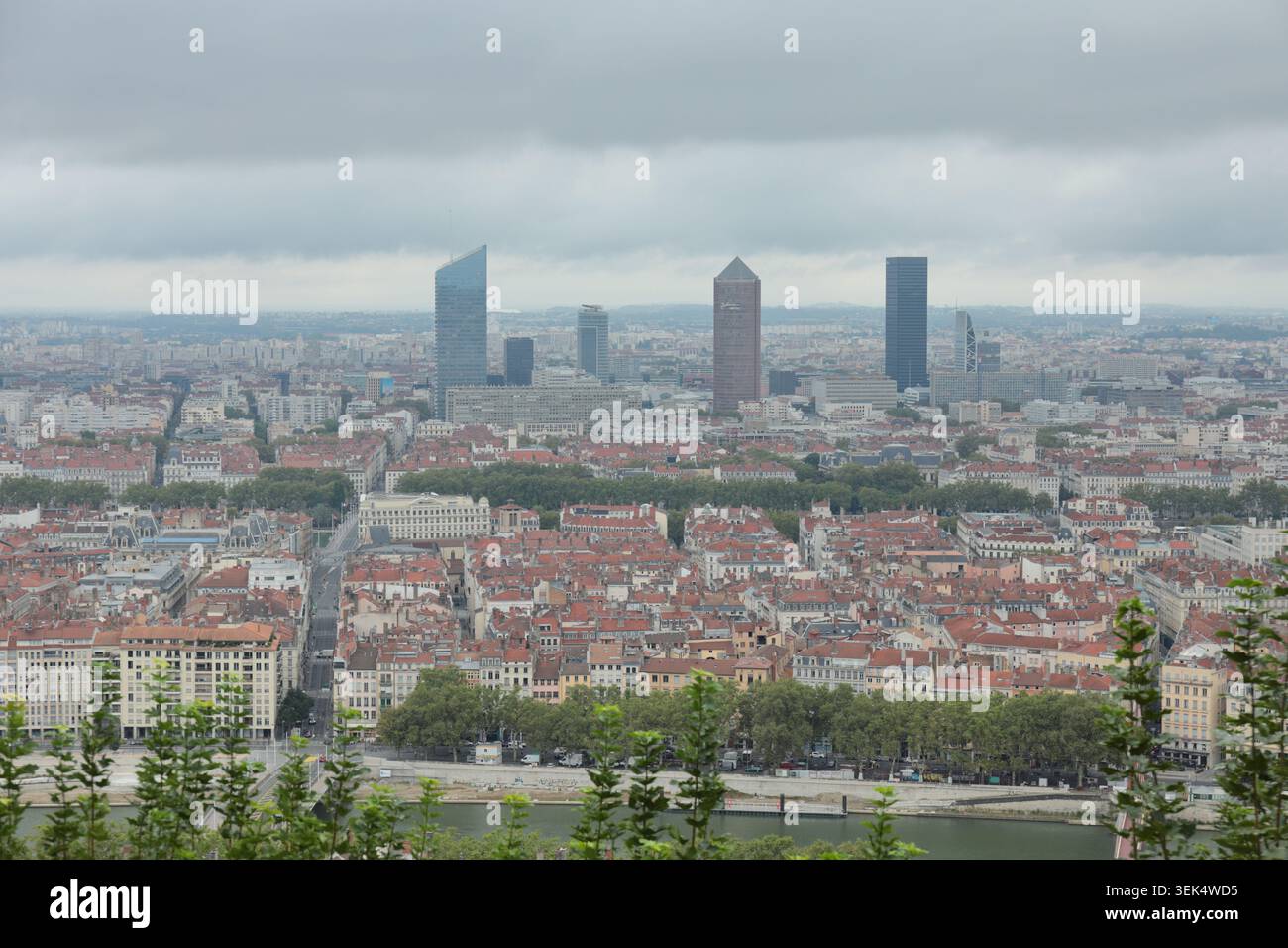 FRANKREICH - 20. AUGUST 2024: Großer Panoramablick auf Lyon, Frankreich mit dichter städtischer Architektur, roten Dächern, Flussvierteln und dramatischem bewölktem Himmel Stockfoto