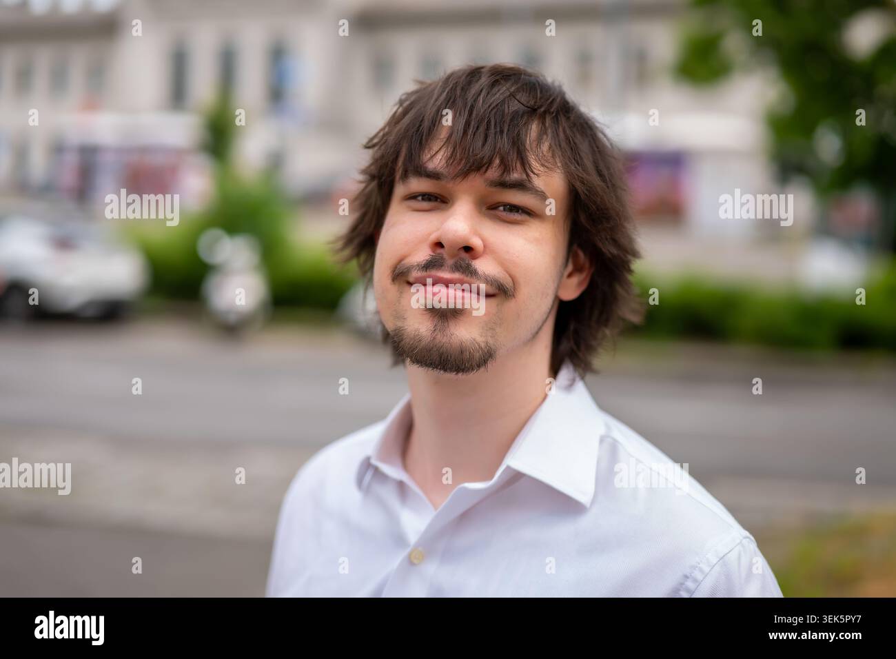 Porträt von lächelnden jungen Mann. Stockfoto