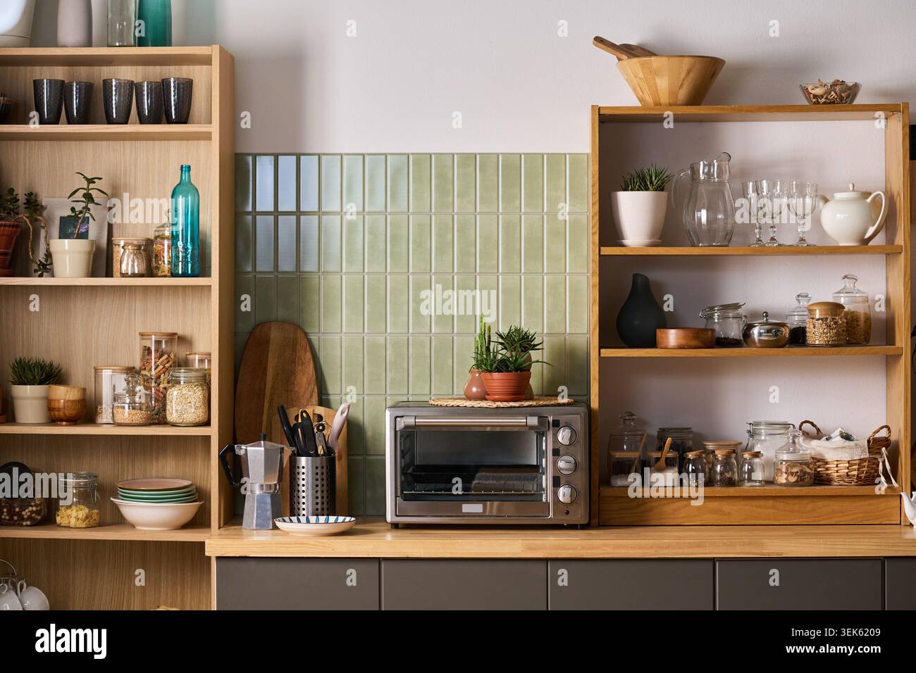 Home Kitchen Interior mit organisierter Aufbewahrung und Arbeitsplatte Stockfoto
