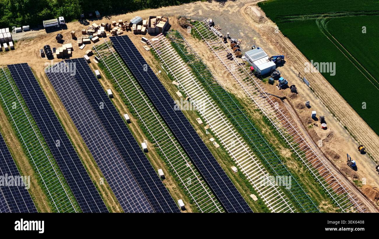 Luftaufnahme des im Bau befindlichen Solarparks mit installierten Panels Stockfoto