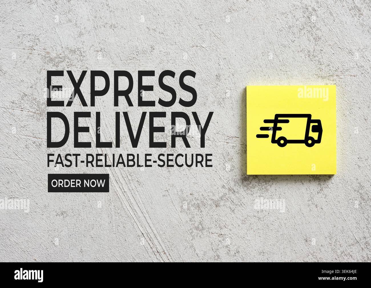 Express-Liefertext mit schneller, zuverlässiger, sicherer Slogan und einem rasanten Lkw-Symbol auf einem gelben Haftnotiz Stockfoto