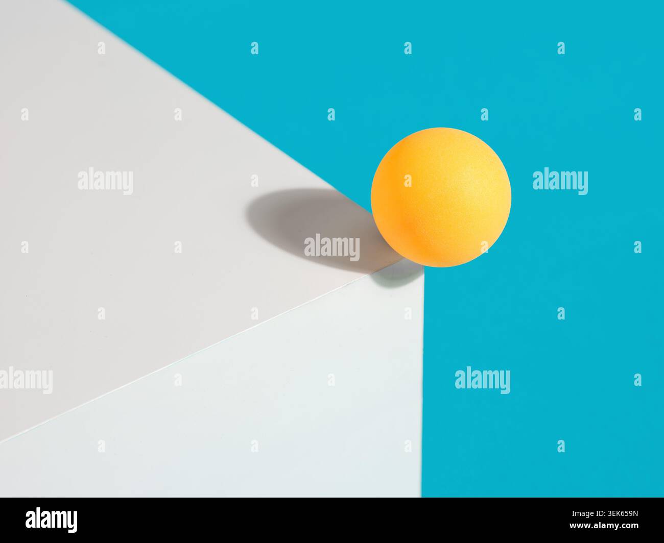 Kipppunkt, Risikomanagement, Balance, Instabilität und Spannungskonzepte mit orangefarbener Kugel, die am Rand einer weißen geometrischen Form ausgeglichen ist Stockfoto