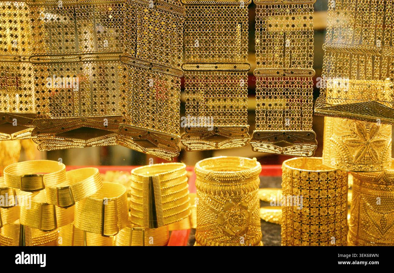 Aufwändig gemusterte Goldarmbänder, Armbänder und Manschetten in einem Schaufenster Stockfoto