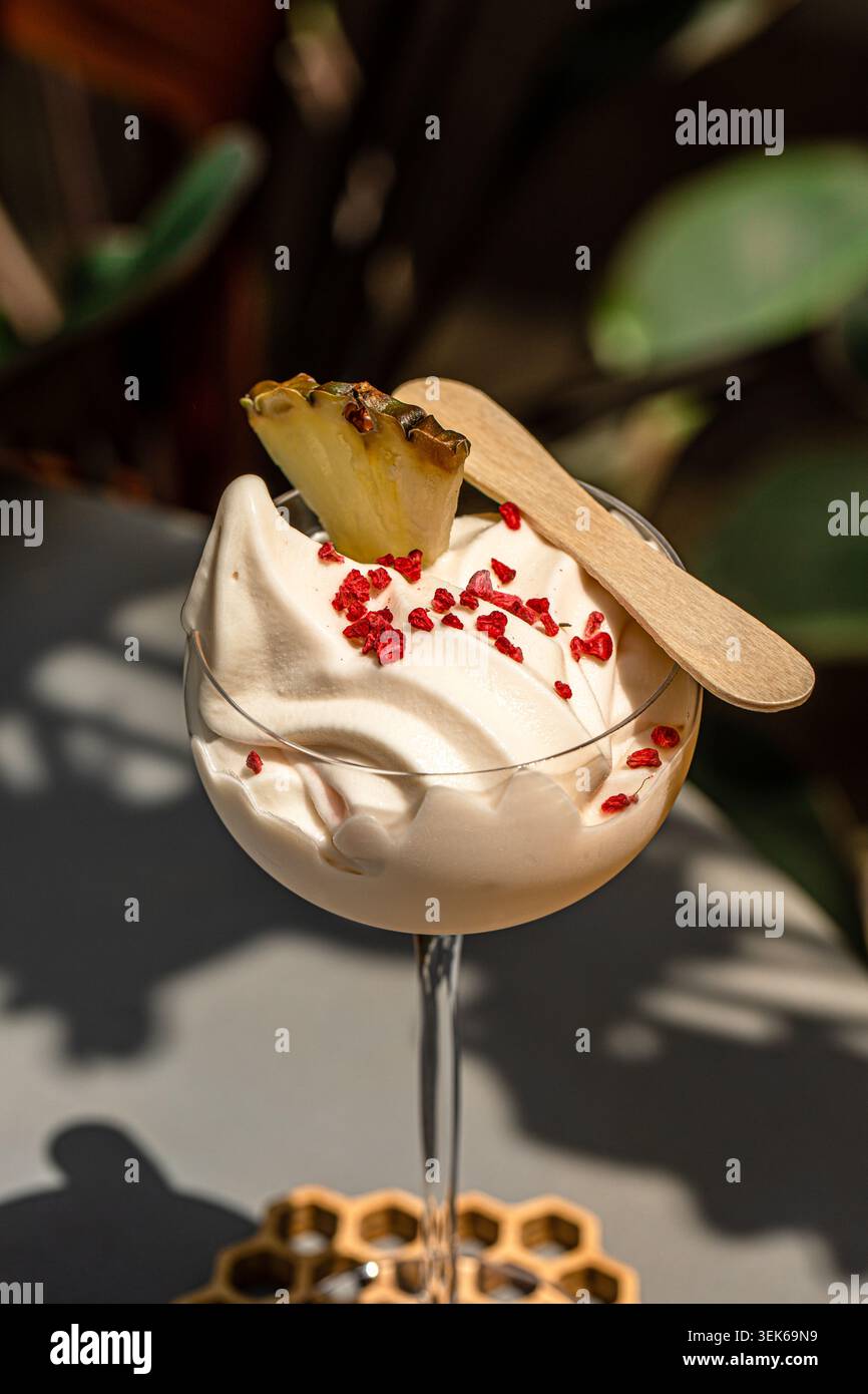Cremiger alkoholischer Cocktail im Stil von Eis Stockfoto