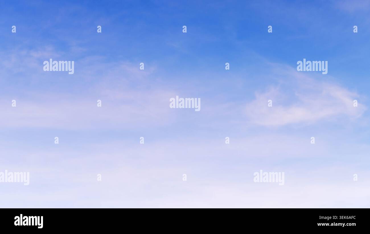 Klarer blauer Himmel mit weichen Wolken am Tag in einer ruhigen Umgebung im Freien Stockfoto