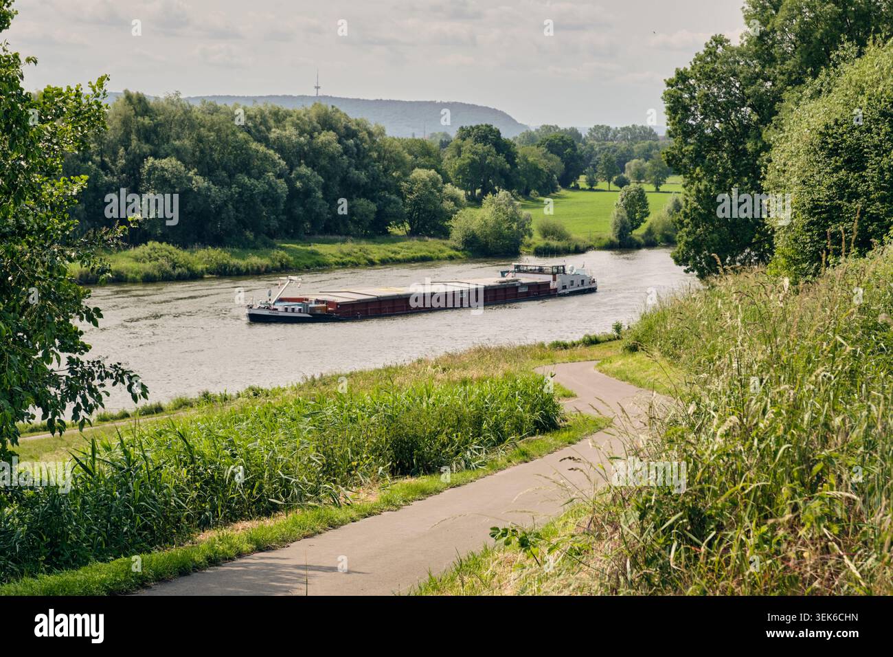 Binnenschifffahrt Und Logistik In Minden, Deutschland, Lastkahn An Der Weser Für Gütertransport Und Handel, Lieferkette Stockfoto
