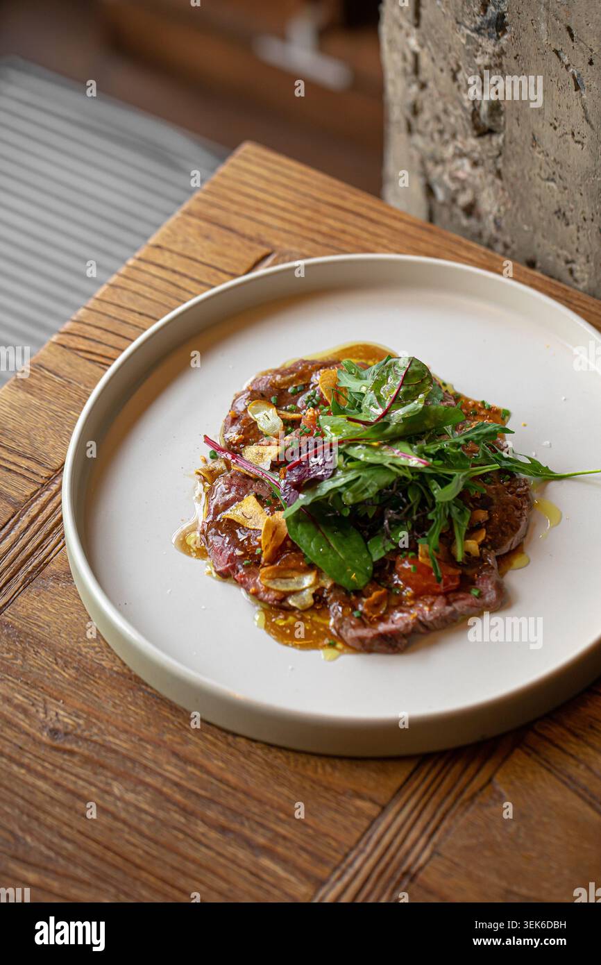 Rindfleisch-Carpaccio mit Gemüse und Olivenöl Stockfoto