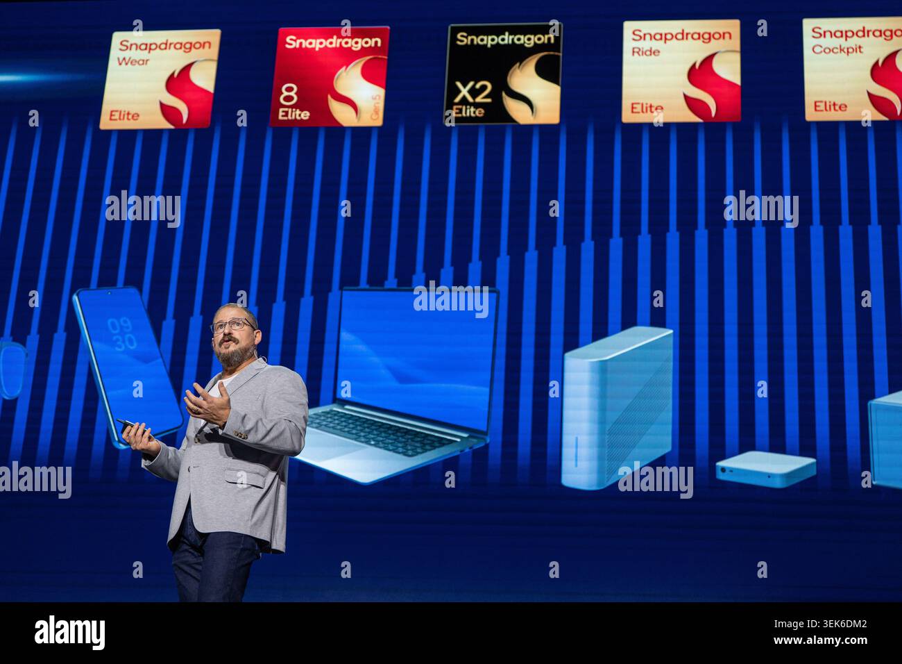 Cristiano Amon, President und Chief Executive Officer (CEO) von Qualcomm Incorporated, sprach auf der Computex 2026 in Taipeh, Taiwan, am 1. Juni 2026 auf einer Keynote mit snapdragon-Chip-Logos auf dem Bildschirm. NEXPHER/Vernon Yuen Stockfoto