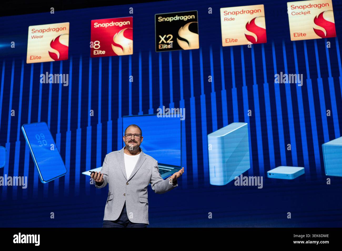 Cristiano Amon, President und Chief Executive Officer (CEO) von Qualcomm Incorporated, sprach auf der Computex 2026 in Taipeh, Taiwan, am 1. Juni 2026 auf einer Keynote mit snapdragon-Chip-Logos auf dem Bildschirm. NEXPHER/Vernon Yuen Stockfoto